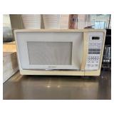 Emerson 1000 Watt Microwave Oven with Glass Turntable