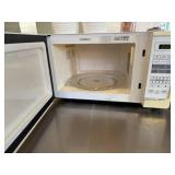 Emerson 1000 Watt Microwave Oven with Glass Turntable