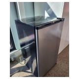 Frigidaire Compact Refrigerator FFP433L2SM Silver - Working