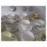 (K) Large Assortment of Vintage Cup...