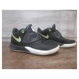(K) Pair of Kids Nike Kyrie Flytrap...