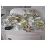 (K) Large Assortment of Vintage Cup...