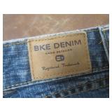 (K) 5 Pair of Jeans - Levis, Wrangl...