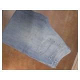 (K) 5 Pair of Jeans - Levis, Wrangl...
