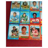 (35) 1971 Topps Football Cards
