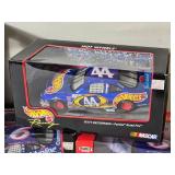 NASCAR Die Cast Model Cars Ð 1:24 Ð Hot Wheels / Racing Champions Ð Mobil 1 #12 Mayfield (2000), Valvoline #6 Martin (1998/Stock Rod 1949), Hot Wheels #44 Petty (1999) incl. ÒNASCAR Rocks America