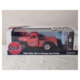 Die Cast Model Cars - 1:18 - Greenlight - Gulf GMC 150 (1950) & Vintage Gas Pump