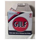 Die Cast Model Cars - 1:18 - Greenlight - Gulf GMC 150 (1950) & Vintage Gas Pump