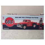 Die Cast Model Cars - 1:18 - Greenlight - Gulf GMC 150 (1950) & Vintage Gas Pump