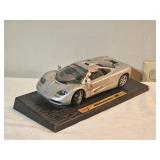 Maisto McLaren F1 (1993) Die-Cast Model on Display Base – Silver Supercar – Gullwing Doors & Detailed Engine