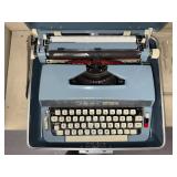 Signature 510 Vintage Portable Typewriter with Case