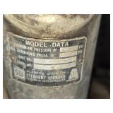 Stewart Warner Barrel with Pump (red)