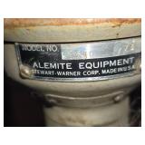 Stewart Warner Barrel with Pump 3689 (white)