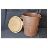 Rubbermaid Roughneck Brown Plastic Trash Can with Lid