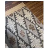 U - Large and Luxurious Area Rug with Geometric Pattern