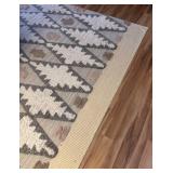 U - Large and Luxurious Area Rug with Geometric Pattern