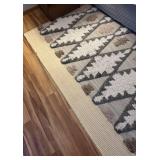 U - Large and Luxurious Area Rug with Geometric Pattern