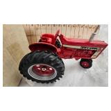 1/16 Farmall 806 Tractor