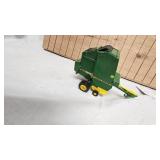 590 John Deere Round Bailer