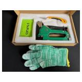 Staples Hand Staple Gun Kit - Green-bodied with Gloves