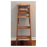 ML - Werner 4 Foot Wooden Step Ladder, 200 lb Capacity