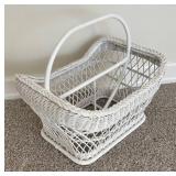 TR - Charming White Wicker Literature Stand