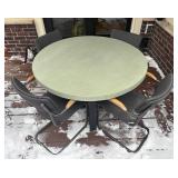 O Stylish Round Outdoor Patio Table with 4 Chairs
