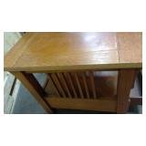 Mission Style Oak End Table with dra