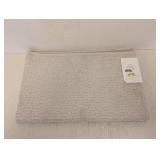 NEW THRESHOLD WASHABLE ACCENT RUG (CREAM) 30”x46”