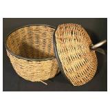 LL-FR - Bathroom Towel Set with Shell Design, Wicker Storage Basket, and Shelving Racks