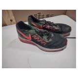 Nike air zoom vomero 10 running shoes in green and red size 12