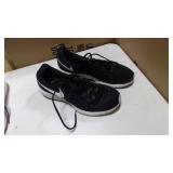 Nike air zoom vomero 11 running shoe size 12 black and white