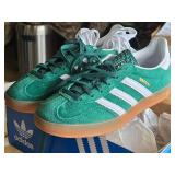 Lot of (1 Pair) Adidas Gazelle Indoor Shoes Size 4