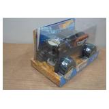 Hot Wheels 1:24 Scale Monster Jam Trucks - Monster Mutt & Crushstation