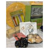 B2 - Melannco Set of Four Black Curved Frames