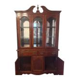 DR - Vintage Elegant Display Cabinet