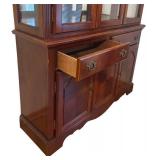 DR - Vintage Elegant Display Cabinet
