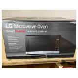 BLACK+DECKER EM925AZE-P 0.9 Cubic Foot 900 Watt Stainless Steel Microwave with Turntable, Cu.Ft, Black/Silver Model # EM925AZE-P (Used)