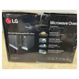 BLACK+DECKER EM925AZE-P 0.9 Cubic Foot 900 Watt Stainless Steel Microwave with Turntable, Cu.Ft, Black/Silver Model # EM925AZE-P (Used)