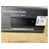 BLACK+DECKER EM925AZE-P 0.9 Cubic Foot 900 Watt Stainless Steel Microwave with Turntable, Cu.Ft, Black/Silver Model # EM925AZE-P (Used)