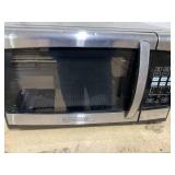 BLACK+DECKER EM925AZE-P 0.9 Cubic Foot 900 Watt Stainless Steel Microwave with Turntable, Cu.Ft, Black/Silver Model # EM925AZE-P (Used)
