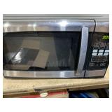 BLACK+DECKER EM925AZE-P 0.9 Cubic Foot 900 Watt Stainless Steel Microwave with Turntable, Cu.Ft, Black/Silver Model # EM925AZE-P (Used)