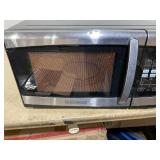BLACK+DECKER EM925AZE-P 0.9 Cubic Foot 900 Watt Stainless Steel Microwave with Turntable, Cu.Ft, Black/Silver Model # EM925AZE-P (Used)