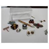 ASSORTMENT OF JEWLERY