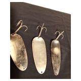 Vintage Hofgchneider Red Eye wiggler musky fishing spoon lure, Vintage Buck Perry spoon plug musky fishing lure, Vintage Lanes Spark l. Wobbler fishing lure and 3 Red & white Daredevils