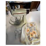 Sunbeam Mixmaster Stand Mixer with Glass Bowl and 2 Attachments