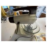 Sunbeam Mixmaster Stand Mixer with Glass Bowl and 2 Attachments