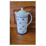 2 8' Fry Pans, Wear-Ever and Northcrest Gourmet, and a Coffee Carafe. 2 8' Fry Pans, Wear-Ever and Northcrest Gourmet, and a Coffee Carafe.