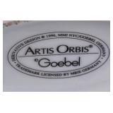 DR - Goebel Artis Orbis Vase and 2 Cow Parade Figurines DR - Goebel Artis Orbis Vase and 2 Cow Parade Figurines