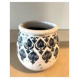 LL - Ceramic Pot - White Glaze with Black Damask Pattern LL - Ceramic Pot - White Glaze with Black Damask Pattern